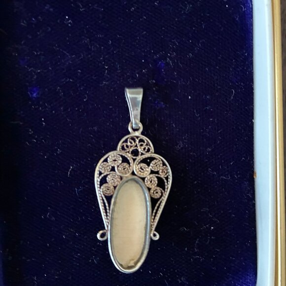 Vintage Sterling Siver Filigree Blue Delft pendant - Picture 2 of 3